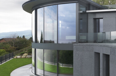Curved frameless sliding windows